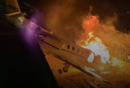 Avião com cantor Rey Vaqueiro pega fogo após sair de pista no RN