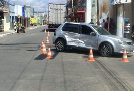 Colisão entre caminhão e automóvel deixa mulher ferida no Centro de Arapiraca