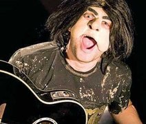 Ex-MTV canta na rua e desabafa sobre demissão: 'Galera muito vaidosa'