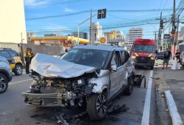 Colisão entre dois carros deixa três pessoas feridas em Maceió