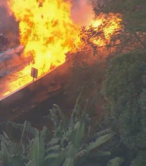 Motorista morre após caminhão tombar e pegar fogo na Serra de Petrópolis