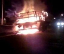 Carreta é incendiada em frente à delegacia e bombeiros não comparecem ao local por falta de motorista
