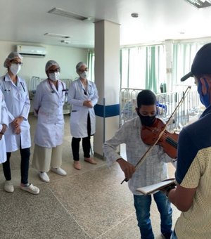 Garoto se recupera de infecção rara e toca violino para agradecer a equipe pediátrica do HGE