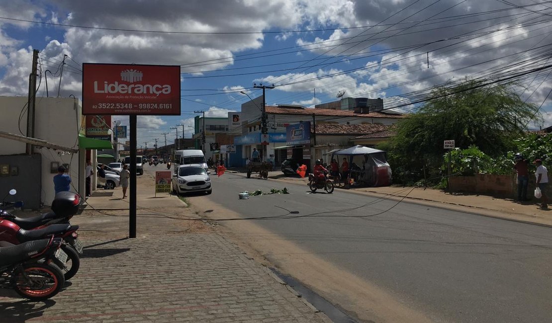 Veículo arranca poste e fios atrapalham o trânsito no bairro Baixa Grande