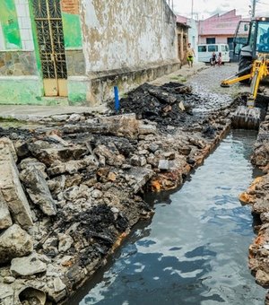 Prefeitura de Penedo recupera rede de drenagem em bairro da cidade