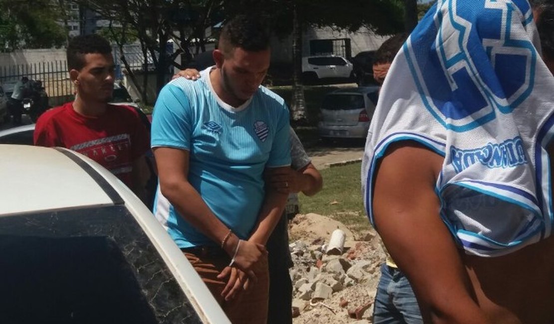 Suspeitos de participação na morte de motorista chegam à Delegacia Geral