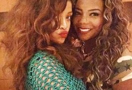 Funkeira Ludmilla faz selfie com Rihanna em churrascaria do Rio