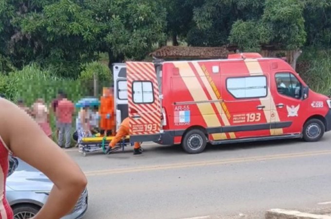 Batida envolvendo moto e carro deixa jovem gravemente ferido na Baixa da Onça, em Arapiraca