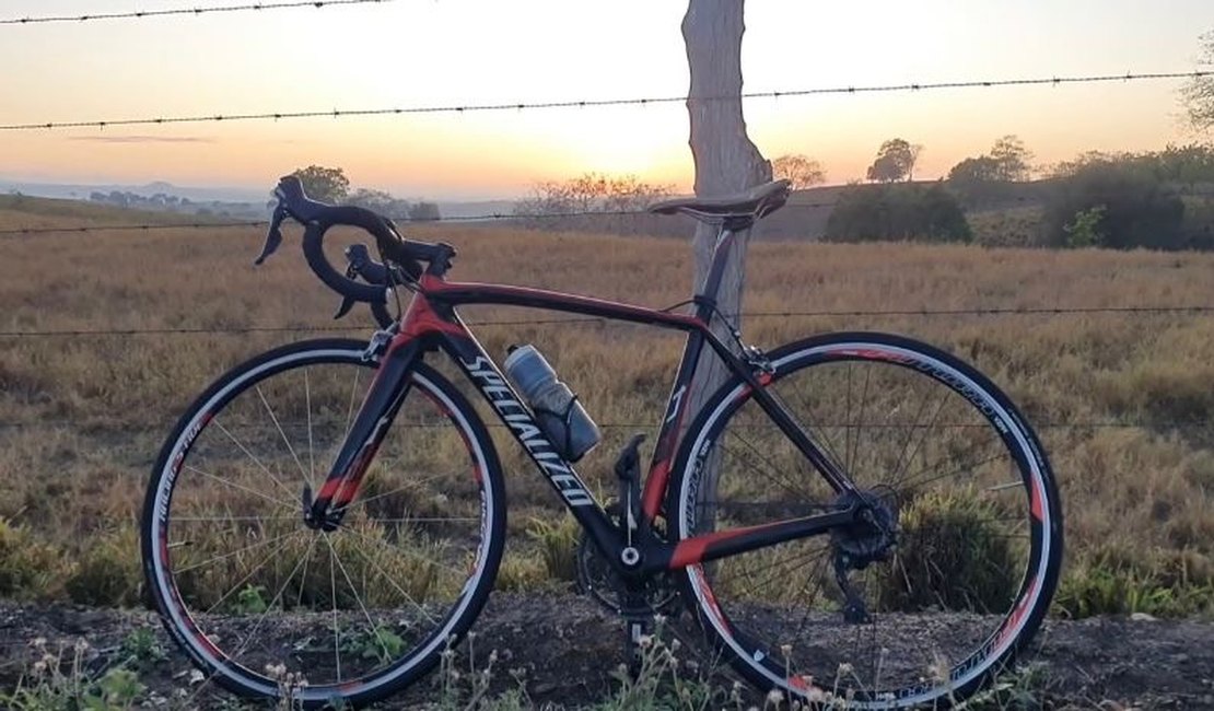 Criminosos armados roubam bicicleta e celular de ciclista, em Arapiraca