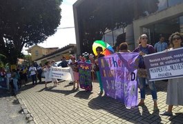 Mulheres protestam em frente a emissora pedindo demissão de Sikera Jr