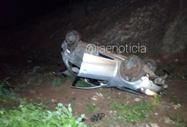 Carro cai em ribanceira após motorista perder controle da direção, na AL 115, entre Igaci e Arapiraca