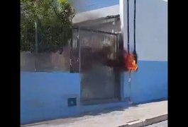 Contador de energia pega fogo em muro de escola e assusta populares no Sertão alagoano
