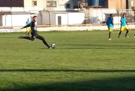 Alysson Dantas realiza treino técnico-tático e faz correções em campo