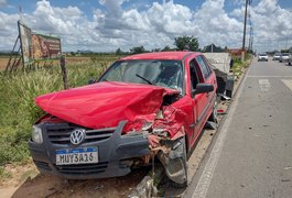 Veículo de passeio para antes da faixa de pedestres e é atingido por outro na AL-220, em Arapiraca