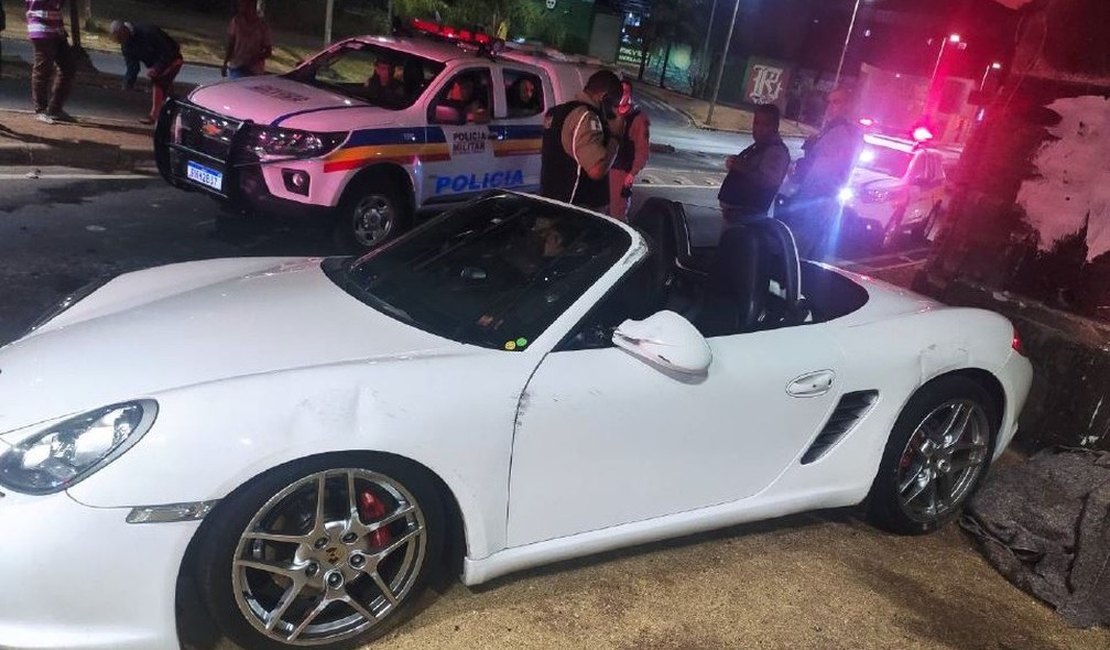 Motorista capota carro de luxo de R$ 400 mil após ver mulher nua em Belo Horizonte