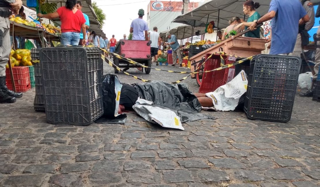 Vídeo. Após discussão, homem é morto a facadas no meio da feira, em Arapiraca