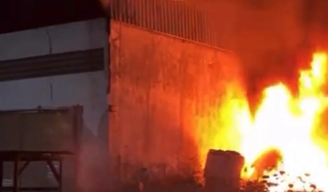 Incêndio atinge galpão de reciclagem no parque industrial de Murici