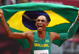 Alison dos Santos estreia 'passeando' nas Olimpíadas e vai à semifinal dos 400m com barreiras