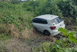 Carro cai em brejo após condutor perder o controle e passar direto em cruzamento, em Arapiraca