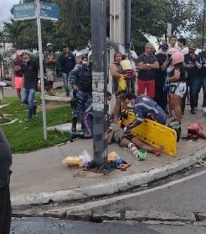 Motocicleta com três ocupantes avança semáforo e é atingida por carro no Centro de Arapiraca