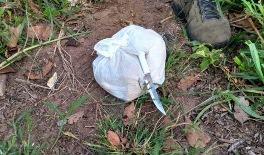 Vídeo: Suspeito leva polícia aos materiais usados no duplo homicídio em Penedo
