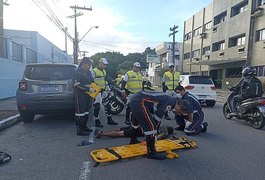 Homem em situação de rua fica ferido após ser atropelado por motocicleta, em Maceió