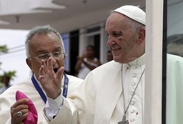 Papa Francisco fere rosto durante visita a Cartagena