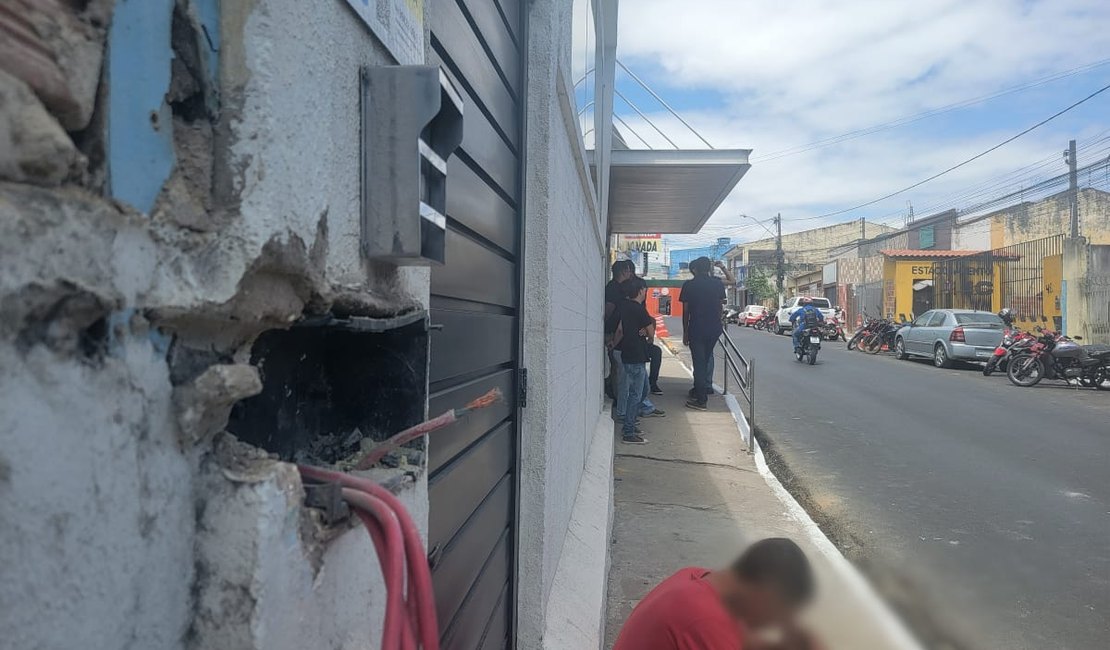 Cartório fica sem energia após caminhão arrancar parte de fiação elétrica no Centro de Arapiraca