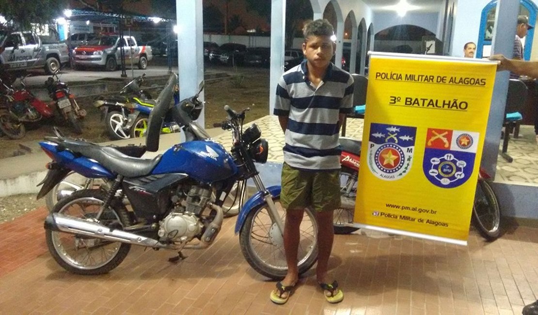 Jovem é detido com motocicleta roubada no Conjunto Brisa do Lago, em Arapiraca