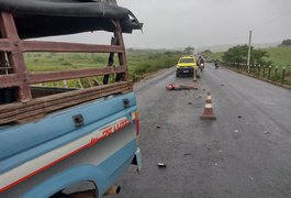 Colisão frontal entre caminhonete e motocicleta deixa homem morto em trecho da AL-115 no Agreste