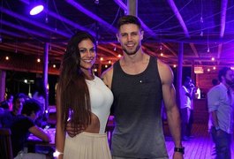 Ex-BBB Jonas Sulzbach e Mari Gonzalez curtem festa na Bahia