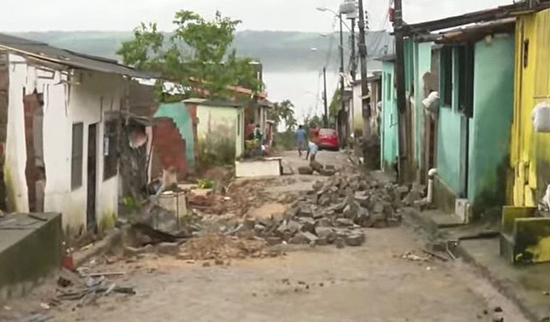 Calçamento de rua é 'arrancado' pela água durante temporal em Maceió