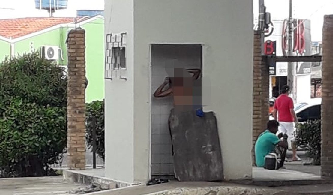 Mulher é flagrada tomando banho nua em banheiro desativado em praça de Arapiraca
