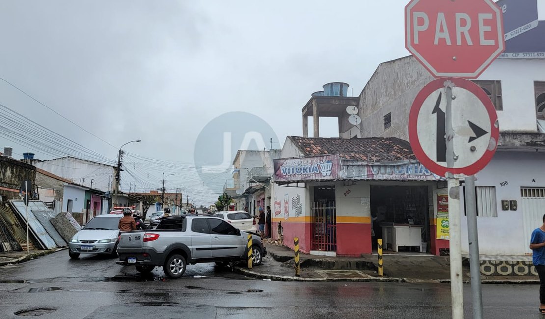 Colisão entre carros destrói parte da parede de mercadinho em Arapiraca; assista