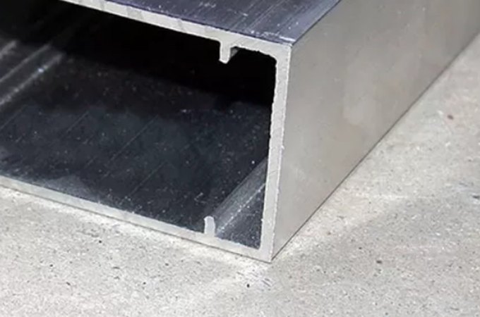 Homem é atingido com régua de construção e sofre corte profundo na cabeça em Arapiraca