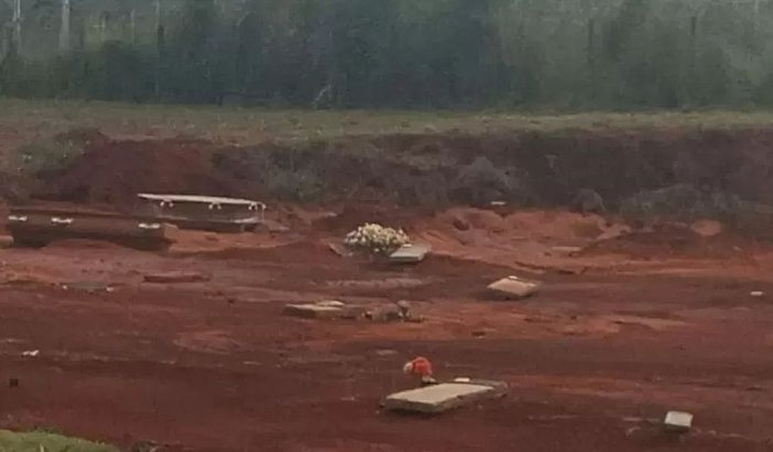 Chuva arrasta caixões para fora da cova em cemitério