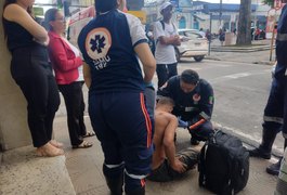 Homem é socorrido após ser agredido por populares no centro de Arapiraca