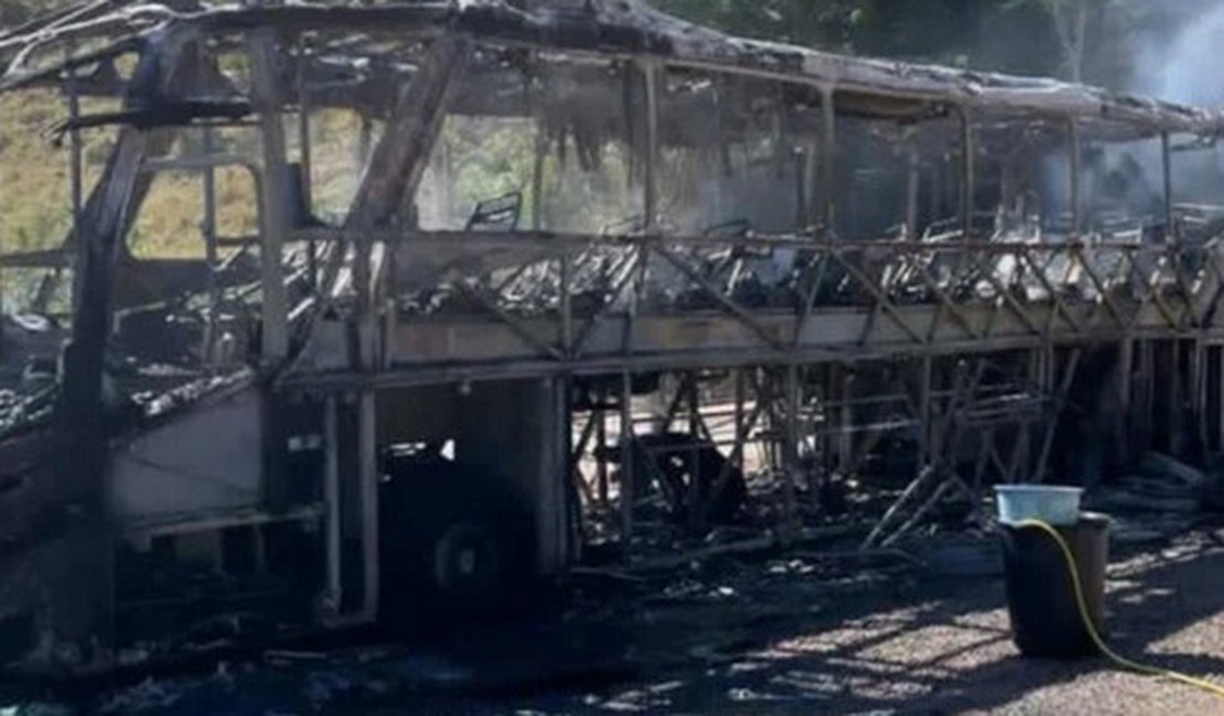 Ônibus utilizado pelas bandas Djavú e Bonde do Forró fica destruído após incêndio