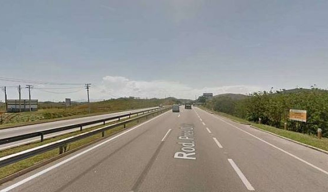 Motorista tem braço amputado após carreta tombar na BR-101, em Porto Real do Colégio