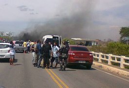 Moradores de Jaramataia fecham AL 220 por falta de água