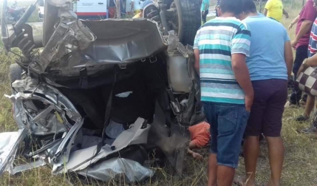 Duas pessoas ficam feridas em colisão entre caminhão e carro na região Agreste