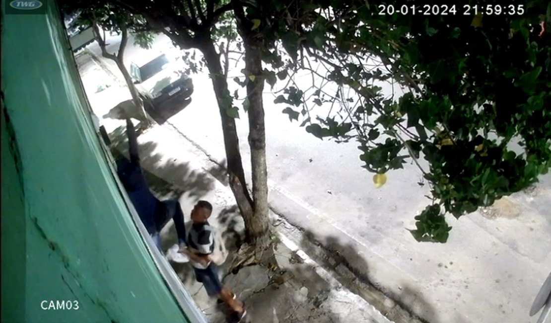 Vídeo. Homens são flagrados furtando lâmpadas de restaurante no Centro de Arapiraca