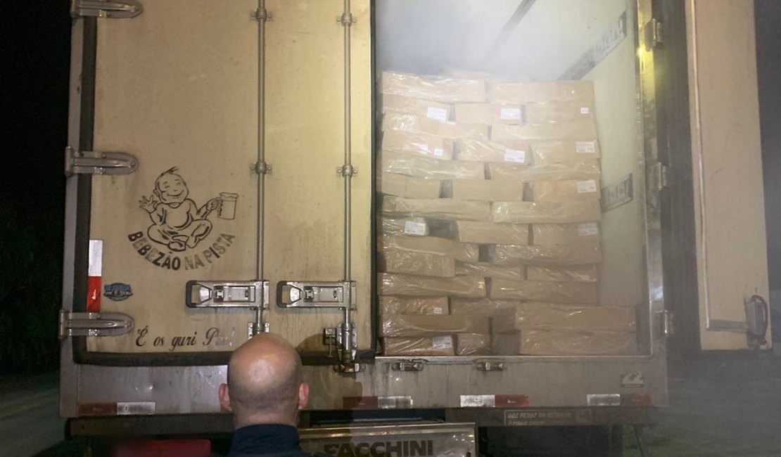 PRF apreende mais de 17,5 toneladas de frango com nota fiscal falsa no Agreste alagoano