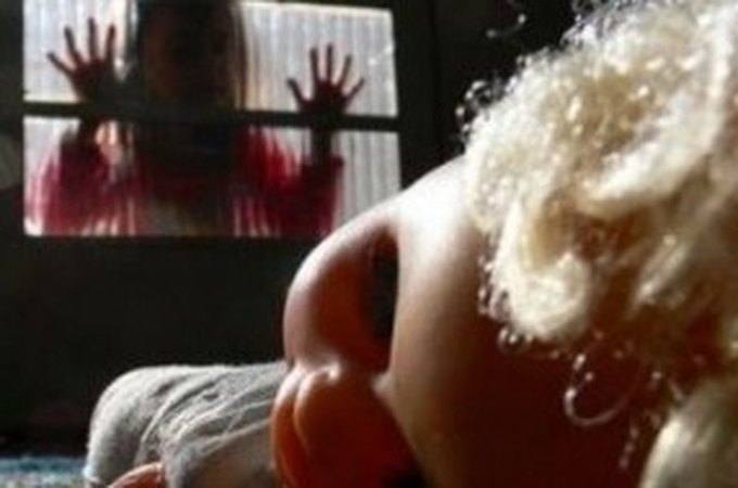 Avô que estuprava neta de 5 anos após chamá-la para ver filmes pornográficos é preso em Maceió