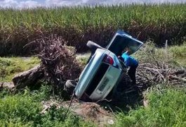 Motorista perde o controle da direção e veículo capota na AL-220, em São Miguel dos Campos