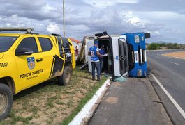 Carreta tomba na AL-115, no trevo de Igaci, e motorista fica ferido