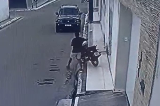 VÍDEO: Dupla é filmada furtando moto estacionada na porta de residência em Craíbas