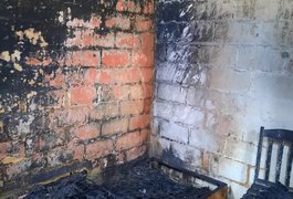 Homem ateia fogo na própria casa e imóvel fica destruído em Maceió