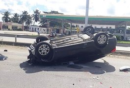 Motorista fica ferido após capotar com carro na AL-101 Sul, na Barra de São Miguel