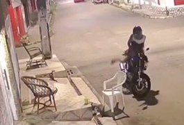 Motociclista aborda mulheres em porta de casa e rouba celulares em Maceió; câmera flagrou assalto